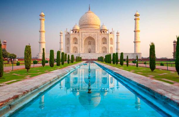 El Taj Mahal es un mausoleo ubicado en Agra, India. Fue encargado en el siglo XVII por el emperador mogol Shah Jahan en memoria de su esposa, Mumtaz Mahal. El Taj Mahal es considerado uno de los edificios más bellos e icónicos del mundo, y es Patrimonio de la Humanidad por la UNESCO. Fuente: Sean Hsu/Adobe Stock.