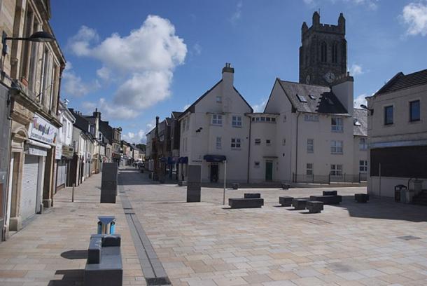 Main Street, Kilwinning, with Kilwinning Abbey tower seen to the right of Main Street. (dave souza/CC BY-SA 4.0)