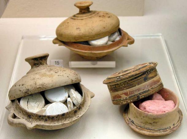Frascos de maquillaje con tabletas moldeadas de albayalde, encontrados en una tumba del siglo V a.C. (Marsias / CC BY SA 2.5)