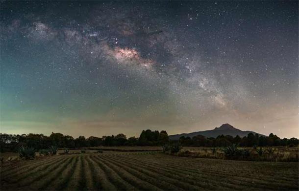 La Malinche in the distance under the starry sky. (Ramon / Adobe Stock)
