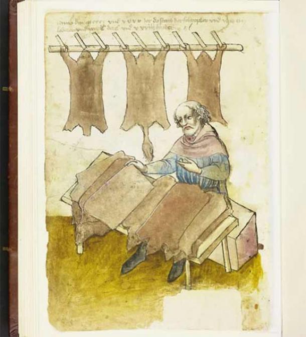 Hombre clasificando pieles después del secado durante la producción de cuero. (Biblioteca Municipal de Núremberg)