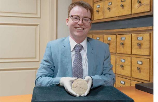 Le Dr Mansfield, tenant la tablette d'argile babylonienne avec des preuves de l'utilisation des Triples Pythagoriciens. (UNSW Sydney)