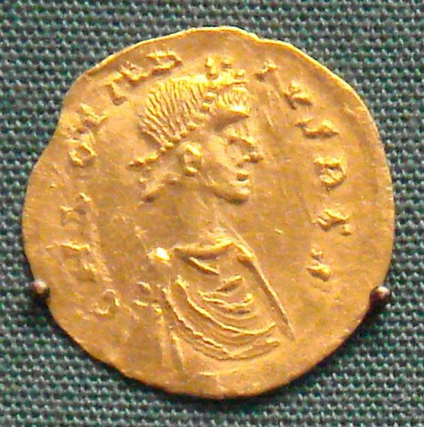 Many of the coins in the Norfolk Anglo-Saxon gold coin hoard were minted by the Merovingian dynasty, like this one issued by Chlothar II from 584–628 AD. (PHGCOM / Public domain)