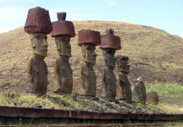 Maoi statues of Easter Island with Pukao (CC BY NC ND 2.0)