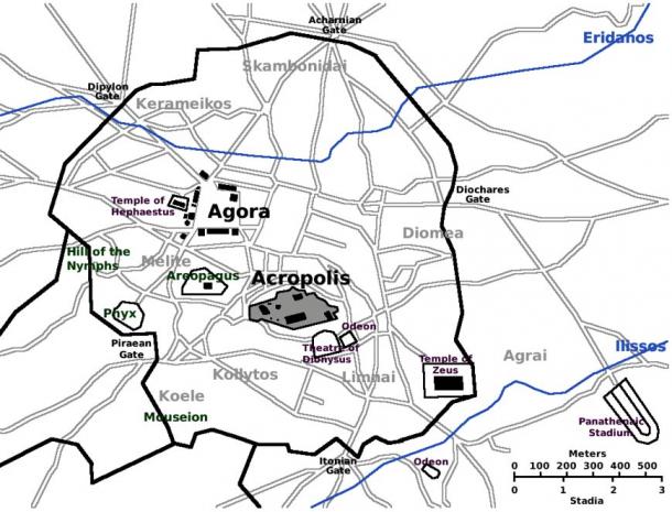 muinaisen Ateenan kartta, jossa näkyy Akropolis keskellä, agora luoteessa ja kaupunginmuurit.