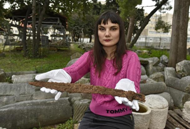La Dra. Marina Ugarković con el descubrimiento de una espada griega del siglo IV en el sitio de excavación en el casco antiguo de Hvar, Croacia. (Joško Šupić / Cropix / Libre de Dalmacia)