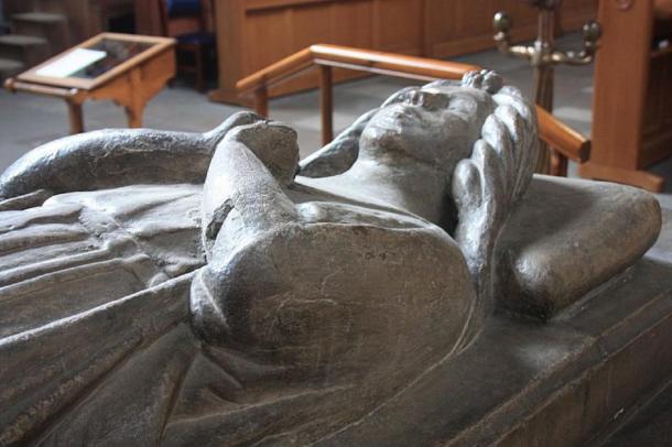 Marjorie Bruce statue on her tomb in Paisley Abbey, where the alien gargoyle can be seen. (Stephencdickson / CC BY-SA 4.0)