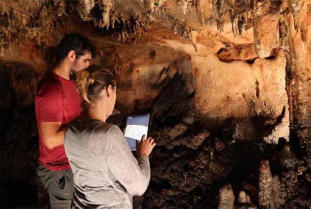 Dr. Martorell and Dr. Barciela examining a 3D scan of a decorated panel. (© A. Ruiz-Redondo, V. Barciela & X. Martorell/Antiquity Publications Ltd)
