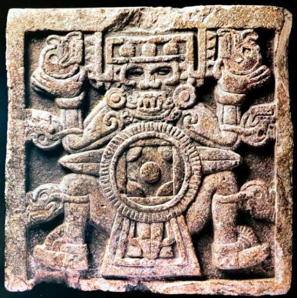 Antropomorfismo masculino tlaltecuhtli encontrado en Tenochtitlan (c. 1500), con máscara masculina maxtlatl (Pestocavatappi / CC BY-SA 4.0)