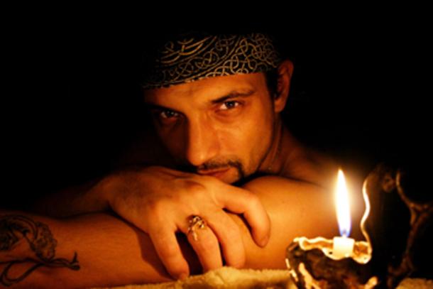 Matelotage bonds two outlaw male pirates contractually. (Jormala / Adobe Stock)