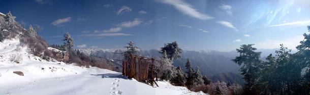 Maurice Sheahan claimed to have spotted a giant white pyramid while flying over the Qin Ling Mountains in China. (Jamguo / CC BY-SA 1.0)