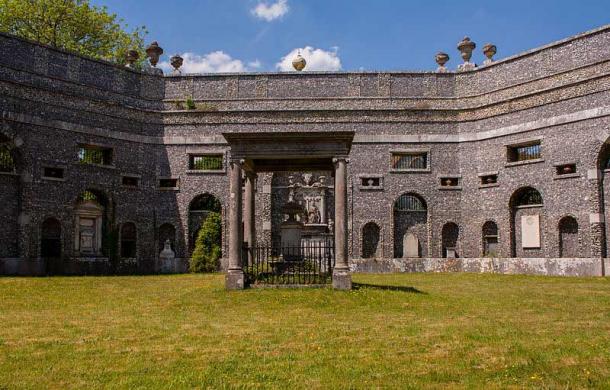 Dashwood Family Mausoleum, West Wycombe, Buckinghamshire. (Simon Q/CC BY 2.0) The urn on the pedestal is dedicated to Sir Francis Dashwood's wife, Lady le Despencer.