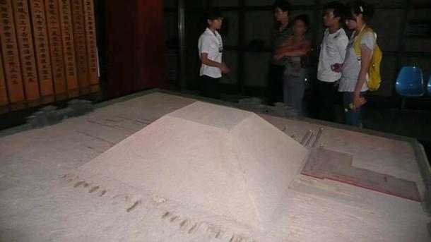 Mausoleum of Han Yang Ling near Xian, model of pyramid in der Han Yang Ling Museum (Public Domain)