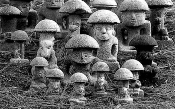 Maya mushroom stones.