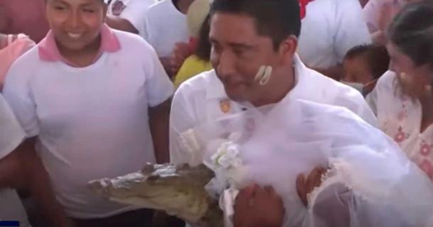 El alcalde Víctor Hugo Sosa se casó recientemente con esta pequeña caimán hembra en una tradición que puede tener mil años. (Captura de pantalla de YouTube/SCMP)