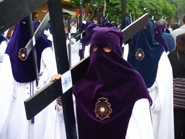 Medieval hoods concealed the face and identity so that individuals seeking repentance in public could remain anonymous (public domain)