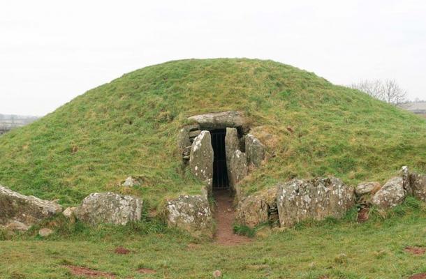 Megalithic mound Bryn Celli Ddu, north-east side, main entrance Môn/ Anglesey Rhion Pritchard (Rhion / 