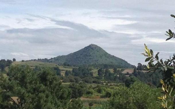 Teoton, Mexico. It now resembles a natural hill, but the pyramid shape is obvious. (Bodofzt / CC BY-SA 4.0)