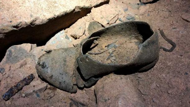 Zapato de minero en casi perfecto estado. (© Ed Coghlan - Club de espeleología de Derbyshire vía National Trust)