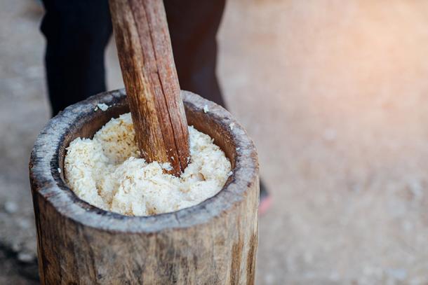 Mixing sticky rice. (Pornthiwa / Adobe Stock)