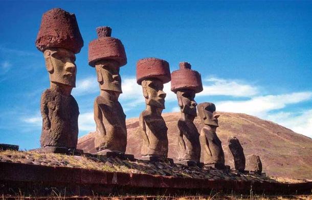 Moai (estatuas de piedra) en Ahu Nau, Playa Anakena, Isla de Pascua, de espaldas al mar.  (Guillaume Massardier/CC BY-SA 3.0)