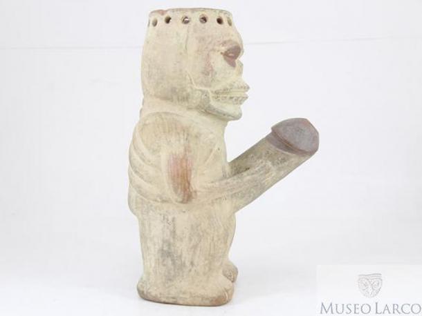 Artefacto erótico mochica que representa a un hombre muerto masturbándose su pene agrandado. (Museo Larco – Lima, Perú)