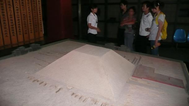 Модел на мавзолея-пирамида на Хан Ян Линг близо до Сиан, модел на пирамида в музея Хан Ян Линг.  (Публичен домейн)