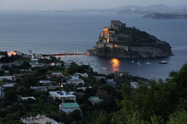 Modern Ischia, with Castello Aragonese, Veduta (Francesco Brecciaroli / CC BY-SA 4.0)