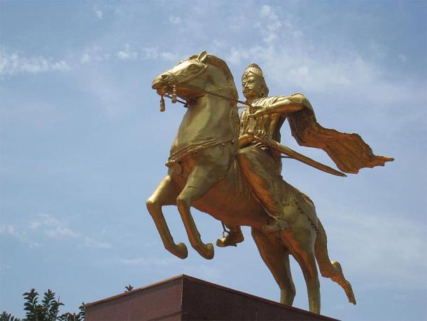 Modern statue of King Rajaraja I on horseback in Thanjavur. (Nittavinoda / CC BY-SA 4.0)