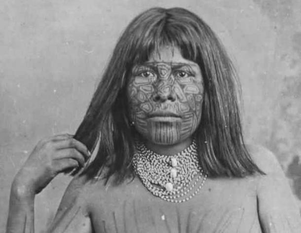 Una foto de una mujer Mohave nativa americana con tatuajes de 1883 AD tomada en Needles, California, EE. UU. (Dominio publico)