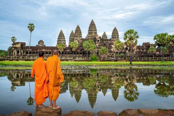 Moines regardant la ville du temple et l'ancien site touristique d'Angkor Wat.  (anekoho/Adobe Stock)