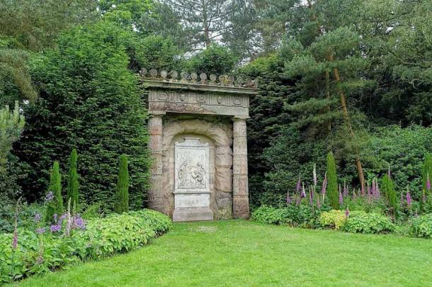 Паметникът на овчаря в имението Shugborough, озадачи историците поради мистериозния си надпис Shugborough.  (Публичен домейн)