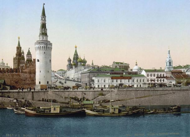 An old photo of a scene along the Moskva River 