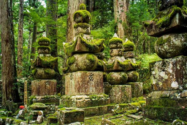 Tombe di pietra incrostate di muschio nel famoso e misterioso cimitero buddista Shingon Okunoin di Koyasan, a circa due ore di auto a sud-est di Osaka, in Giappone.  (Jerdozain/Adobe Stock)