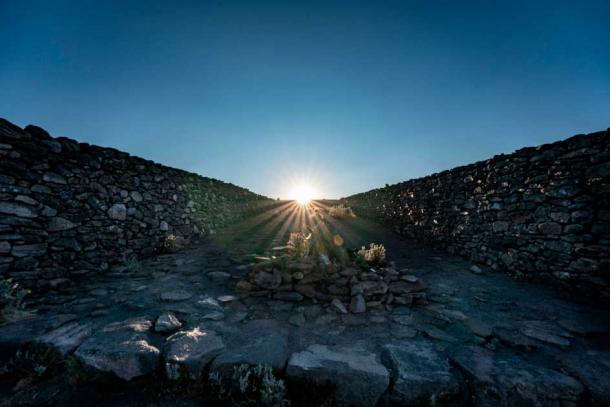 El antiguo observatorio azteca en el Monte Tlaloc fue construido para alinearse con los elementos naturales de los solsticios y equinoccios. Sol naciente visto desde la calzada de piedra en el Monte Tlaloc en México (Ben Meissner)