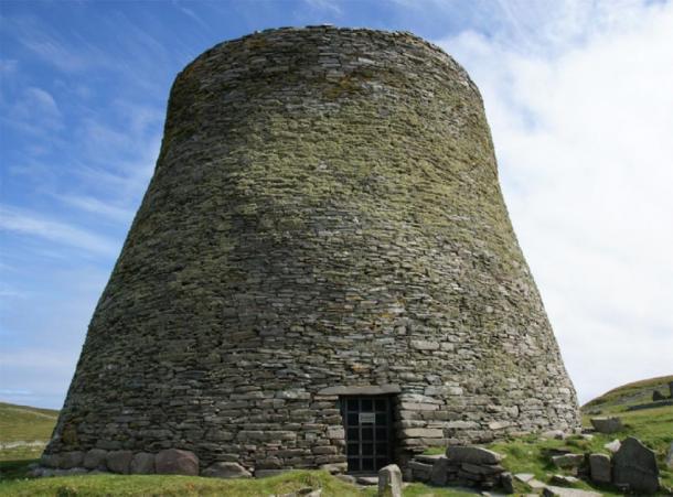 Mousa Broch, Shetland, Scotland. (CC BY-SA 3.0)