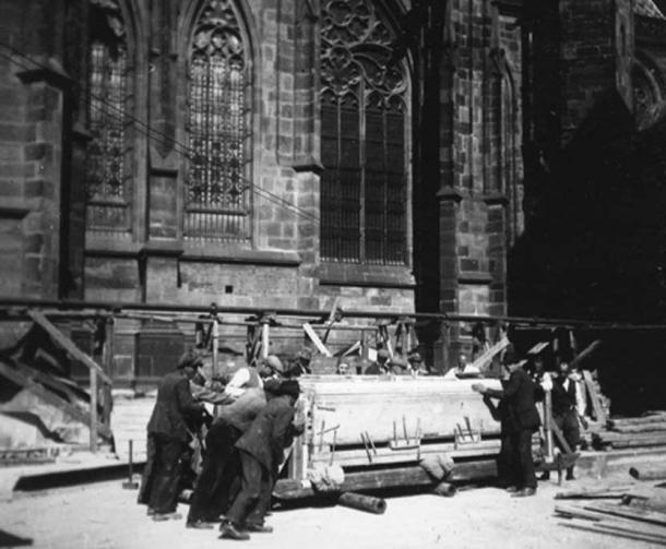 Moving the burial block of the grave of the warrior skeleton to the Prague Castle storerooms in 1928. (Cambridge Core / Fair Use)