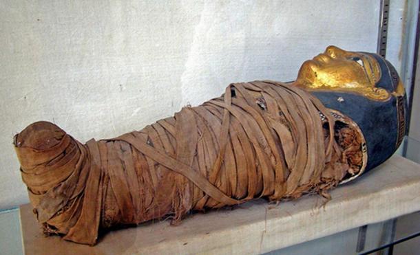 Momia de un niño con una mascarilla dorada.  Alexandria, Egipto.
