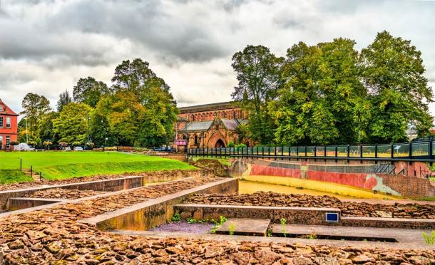 Mural and pedestrian walkway across the remains of the Roman amphitheater, Chester (Loenid Andonov / Adobe Stock)