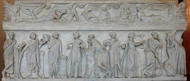 Sarcofago conosciuti come "Muse sarcofago", che rappresenta le nove Muse e loro attributi. Marmo, prima metà del 2 ° secolo dC, trovato dal via Ostiense.