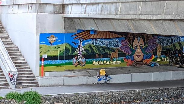 ¡Somos Muwekma Ohlone, bienvenidos a nuestra tierra, donde nacimos! Mural de Alfonso Salazar en el centro de San José, California (2021) (Katherine D. Harris / CC BY-SA 4.0)