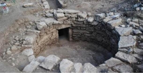 3,300-year-old Mycenaean Tomb and Precious Artifacts