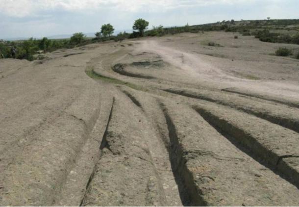 Таємничі древні сліди розтинають ландшафт у Фригійській долині Туреччини. Що правда про те, хто і як зробив ці треки?