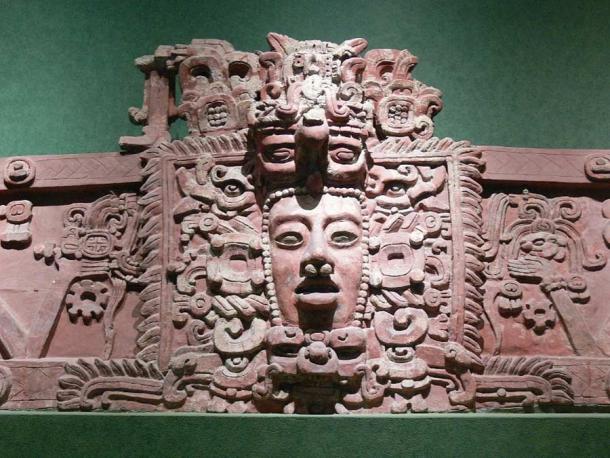 Museo Nacional de Antropología de la Ciudad de México. Máscara maya. Friso de estuco de Placeres, Campeche. Período Clásico Temprano (Wolfgang Sauber / CC BY-SA 3.0)