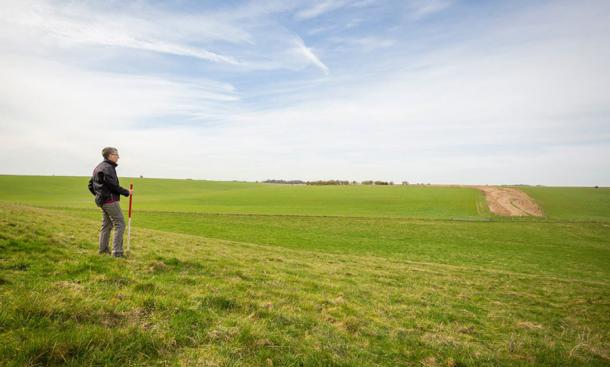 El arqueólogo de National Trust, el Dr. Nick Snashall, camina por la tierra de West Amesbury, parte de una nueva área de reversión de pastizales del paisaje de Stonehenge. (James Dobson/Fondo Nacional)
