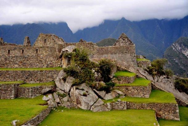 Natural block in Machu Picchu Mountain. The local network of faults and fractures is visible in the blocks of rock integrated into Machu Picchu’s structures. Photo taken 6 Nov 2010. (Credit: Rualdo Menegat)