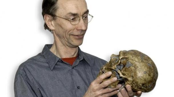 Prof. Svante Pääbo with a reconstruction of a Neanderthal skull