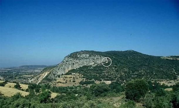 The Neanderthal tooth used in the study was recovered from the Gabasa Cave (signaled in the image) in northeast Spain was used to provide evidence about the Neanderthal diet. (© Lourdes Montes / CNRS)