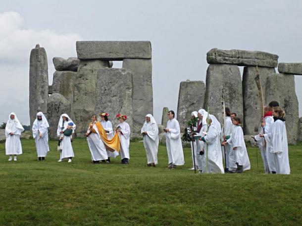A group of people performing Neo-Druid (Druid) rituals at Stonehenge in 2007.