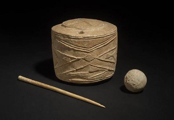 La escultura neolítica se encontró en una tumba de East Yorkshire, junto con un alfiler de hueso y una bola de tiza que se cree que es un juguete para niños. Fuente: © Fideicomisarios del Museo Británico